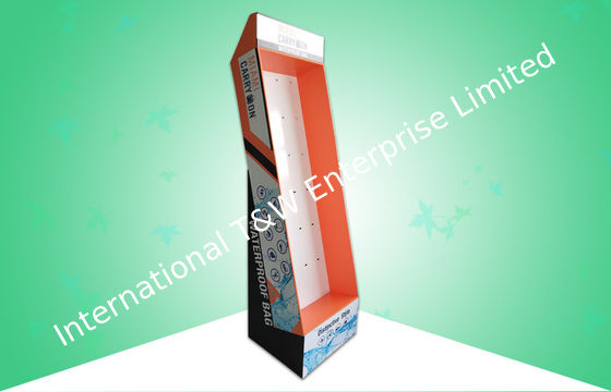 Un buen precio. Inclinación del final de Matt de los soportes de exhibición de piso de la cartulina de los ganchos del plástico detrás con el bolso impermeable en línea