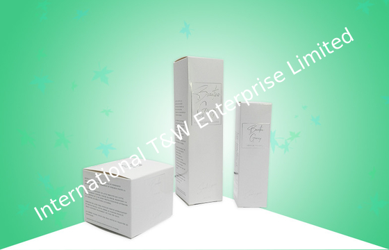 Un buen precio. Cajas de empaquetado modificadas para requisitos particulares 350GSM del papel con procesos de grabación en relieve de la impresión de plata caliente en línea